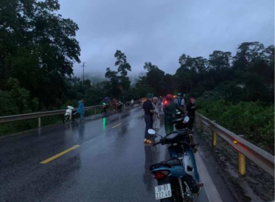 Các lực lượng huy động phương tiện để tìm kiếm nạn nhân.