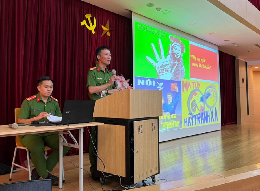 Các báo cáo viên cung cấp thông tin về công tác phòng, chống ma tuý trong tình hình mới. (CA Hà Tĩnh). Các báo cáo viên cung cấp thông tin về công tác phòng, chống ma tuý trong tình hình mới. (CA Hà Tĩnh).