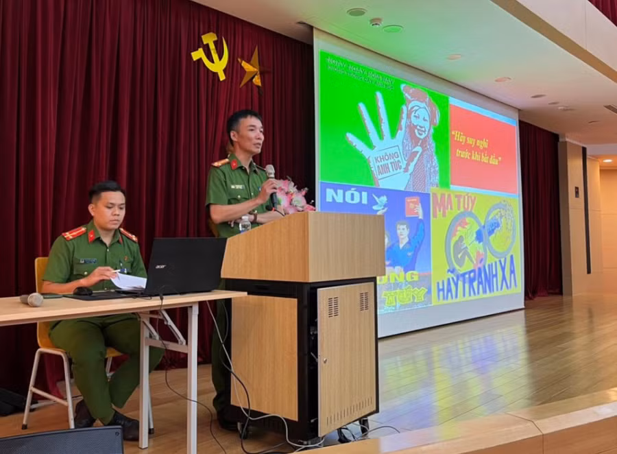 Các báo cáo viên cung cấp thông tin về công tác phòng, chống ma tuý trong tình hình mới. (CA Hà Tĩnh).