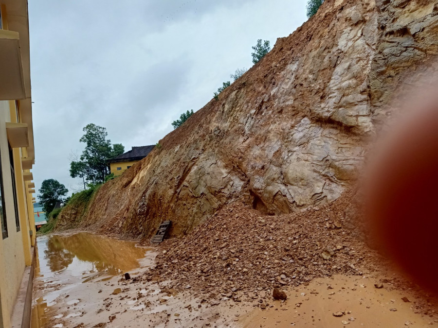 Đất đá sạt lở vùi lấp nhiều bể tự hoại và hành lang phòng học bộ môn tại Trường THCS Hương Lâm (Hương Khê).