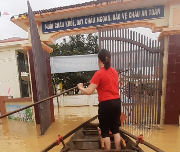 Nhiều trường ngập sâu, giáo viên dùng thuyền để di chuyển vào trường.