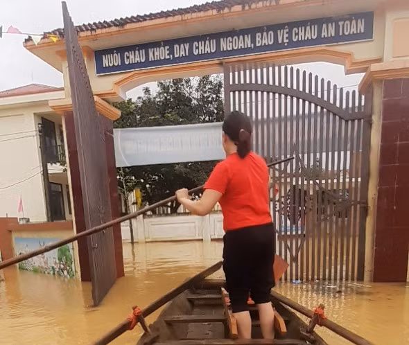 Nhiều trường ngập sâu, giáo viên dùng thuyền để di chuyển vào trường.