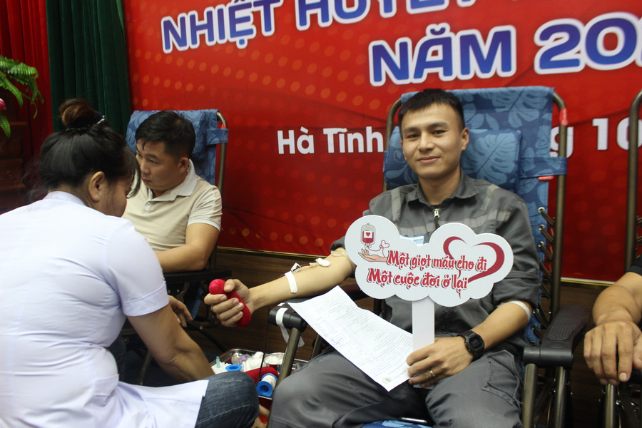 Anh Nguyễn Sỹ Kiên (Công ty Cổ phần dịch vụ kỹ thuật Điện lực Dầu khí Việt Nam chi nhánh Hà Tĩnh) tỏ ra rất háo hức với lần hiến máu đầu tiên.