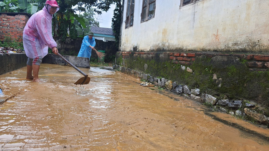 GV trường Tiểu học Hương Lâm (Hương Khê, Hà Tĩnh) dọn bùn đất sau khi nước rút.