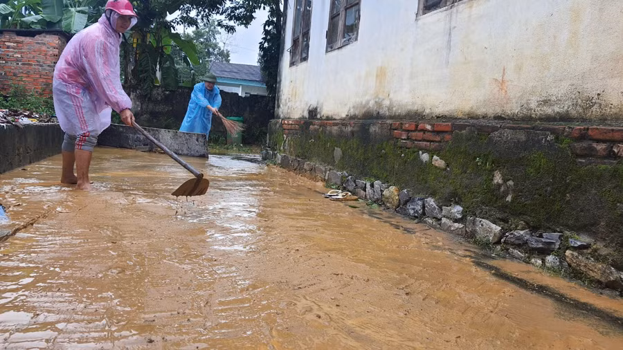GV trường Tiểu học Hương Lâm (Hương Khê, Hà Tĩnh) dọn bùn đất sau khi nước rút.