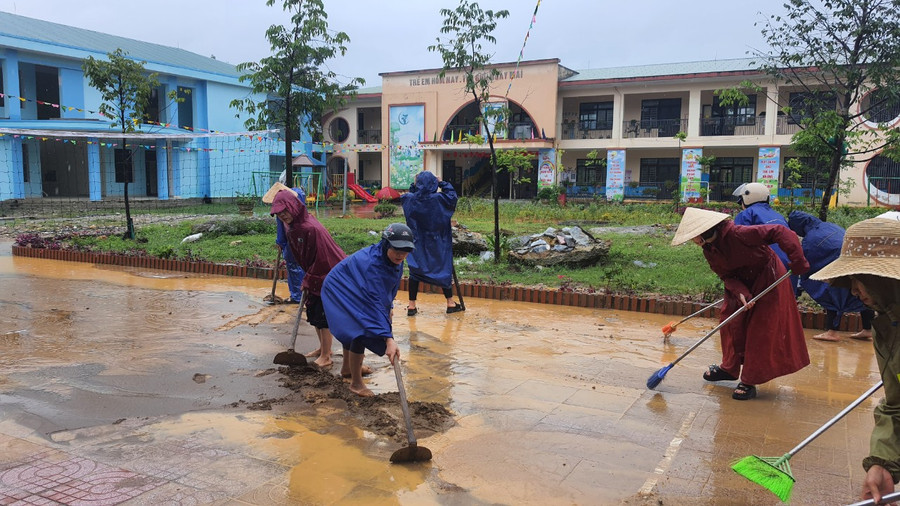 Nước lũ kéo theo bùn đất tràn vào nhiều trường học tại huyện miền núi Hương Khê.