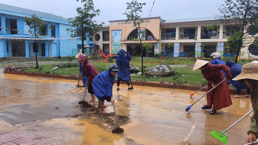 Giáo viên Trường Mầm non Hương Lâm tranh thủ trời tạnh dọn dẹp vệ sinh.