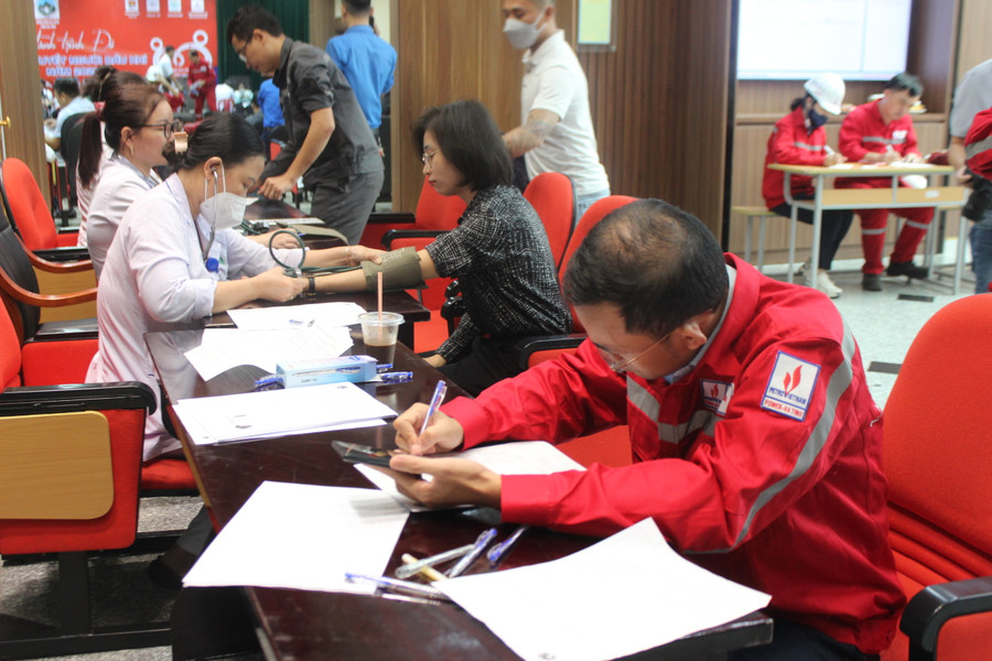 Cán bộ, nhân viên Công ty Điện lực Dầu khí Hà Tĩnh điền thông tin cá nhân trước khi tham gia hiến máu.