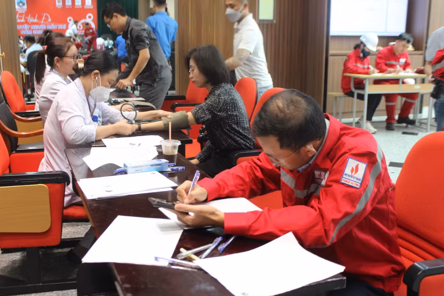 Cán bộ, nhân viên Công ty Điện lực Dầu khí Hà Tĩnh điền thông tin cá nhân trước khi tham gia hiến máu.