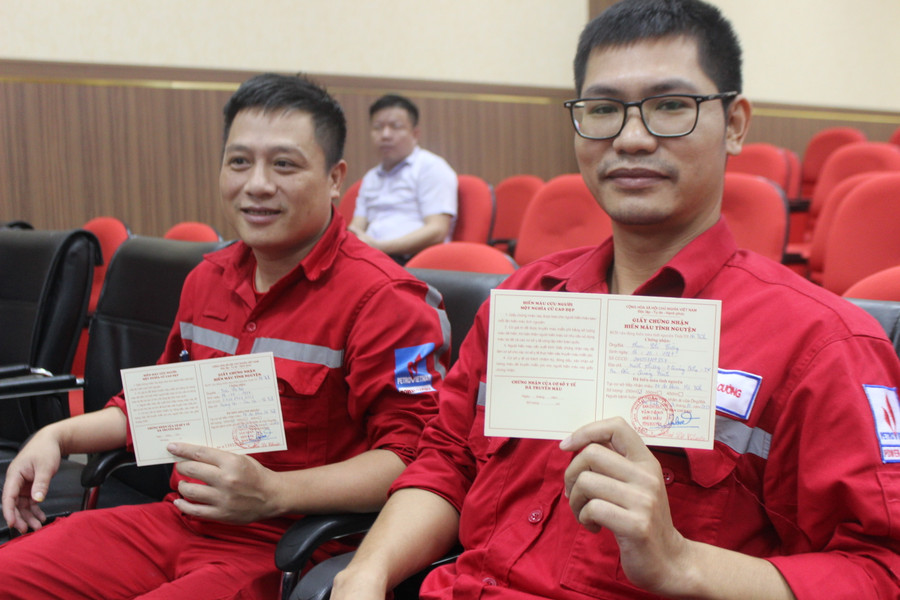 &quot;Hy vọng những việc làm nhỏ của chúng tôi sẽ góp phần cứu sống nhiều bệnh nhân đang cần kíp&quot;, anh Phạm Chí Cường (Kỹ sư Quản lý Kỹ thuật Phân xưởng vận hành) cho biết.