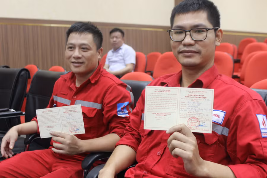 "Hy vọng những việc làm nhỏ của chúng tôi sẽ góp phần cứu sống nhiều bệnh nhân đang cần kíp", anh Phạm Chí Cường (Kỹ sư Quản lý Kỹ thuật Phân xưởng vận hành) cho biết.