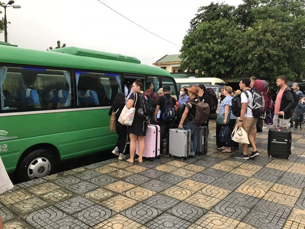 Ngành Đường sắt huy động xe ô tô chuyển tải hơn 300 hành khách. (Ảnh: Đường sắt VN)