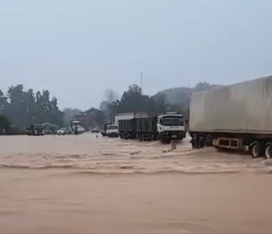 Đường mòn Hồ Chí Minh qua địa phận huyện Hương Khê (Hà Tĩnh) bị ngập nặng.