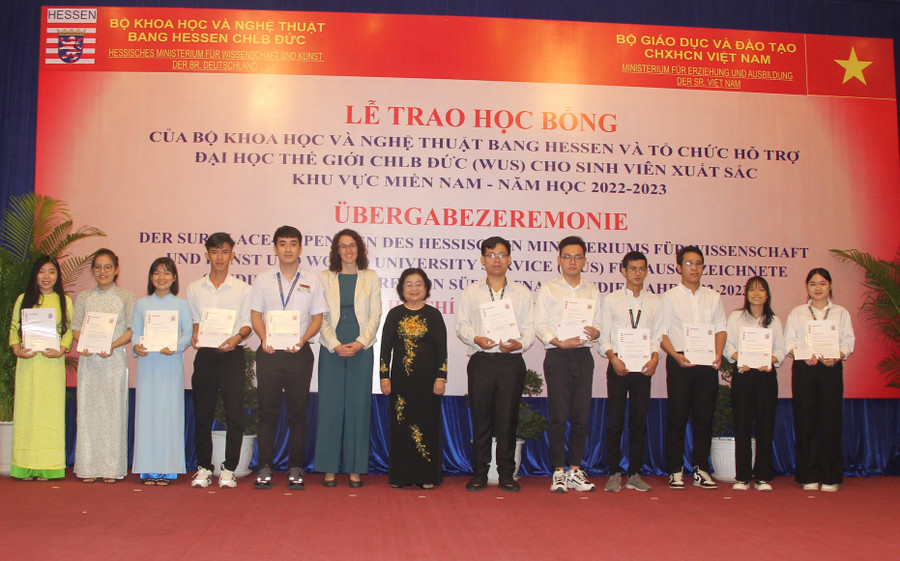 Bà Trương Mỹ Hoa và bà Angela Dom trao học bổng cho các sinh viên. Bà Trương Mỹ Hoa và bà Angela Dom trao học bổng cho các sinh viên.