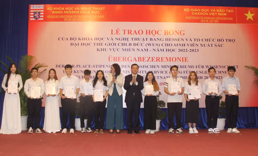 Thứ trưởng Nguyễn Văn Phúc và bà Angela Dom trao học bổng cho các sinh viên.