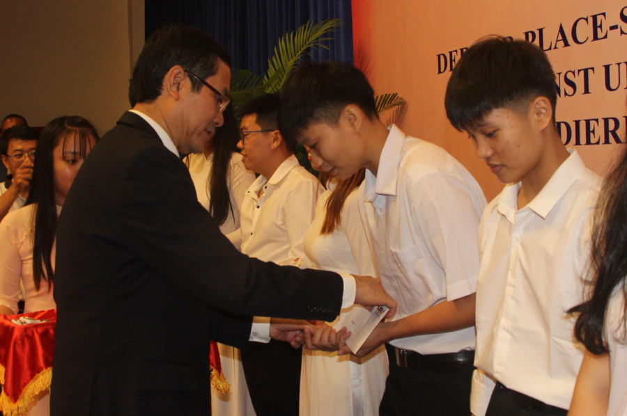 Thứ trưởng Nguyễn Văn Phúc trao học bổng cho các sinh viên. Thứ trưởng Nguyễn Văn Phúc trao học bổng cho các sinh viên.