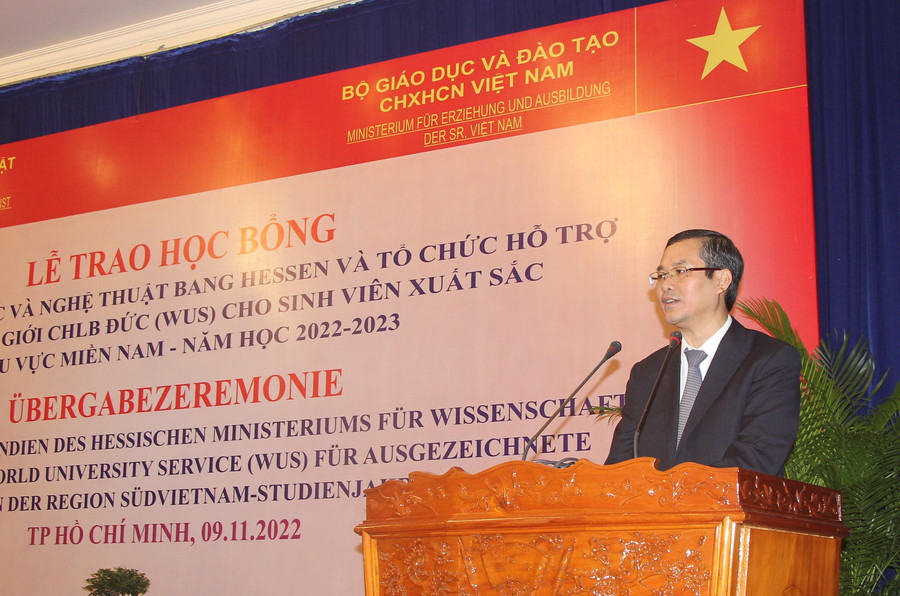 Thứ trưởng Nguyễn Văn Phúc phát biểu tại lễ trao học bổng. Thứ trưởng Nguyễn Văn Phúc phát biểu tại lễ trao học bổng.