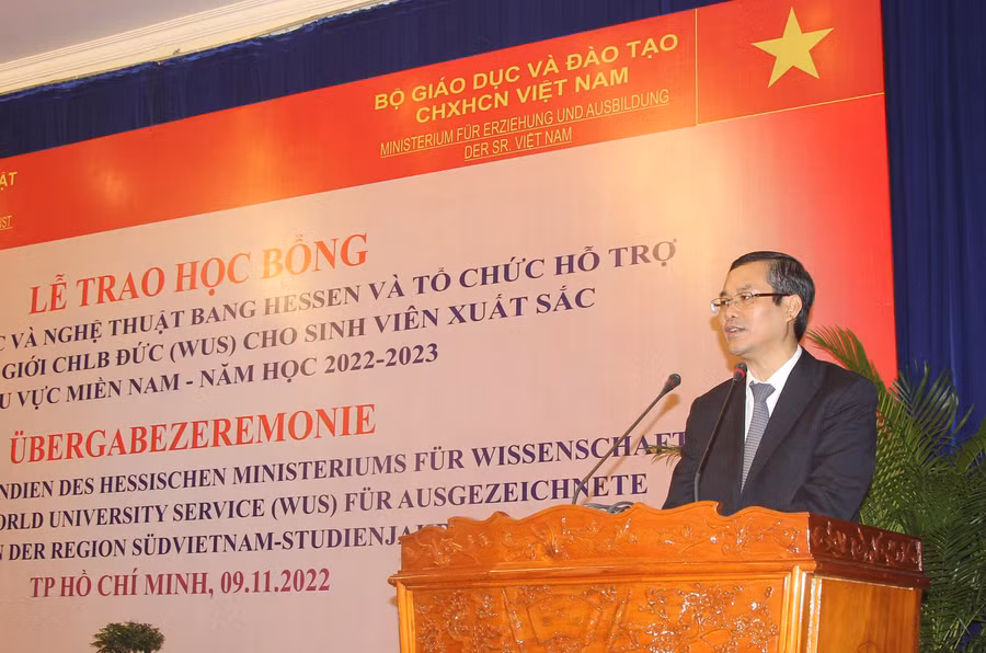 Thứ trưởng Nguyễn Văn Phúc phát biểu tại lễ trao học bổng.