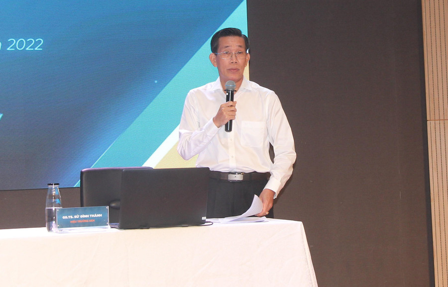 GS-TS Sử Đình Thành tham luận tại hội thảo.