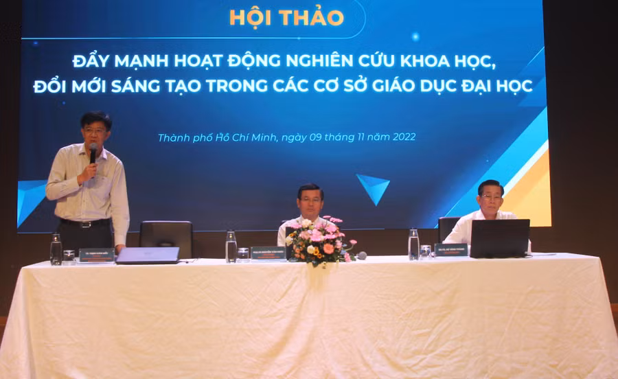 Các đại biểu chủ trì phần tham luận.
