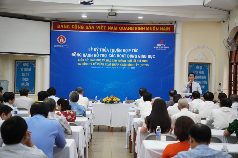 Quang cảnh buổi lễ ký kết. Quang cảnh buổi lễ ký kết.