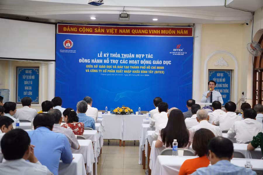 Quang cảnh buổi lễ ký kết.