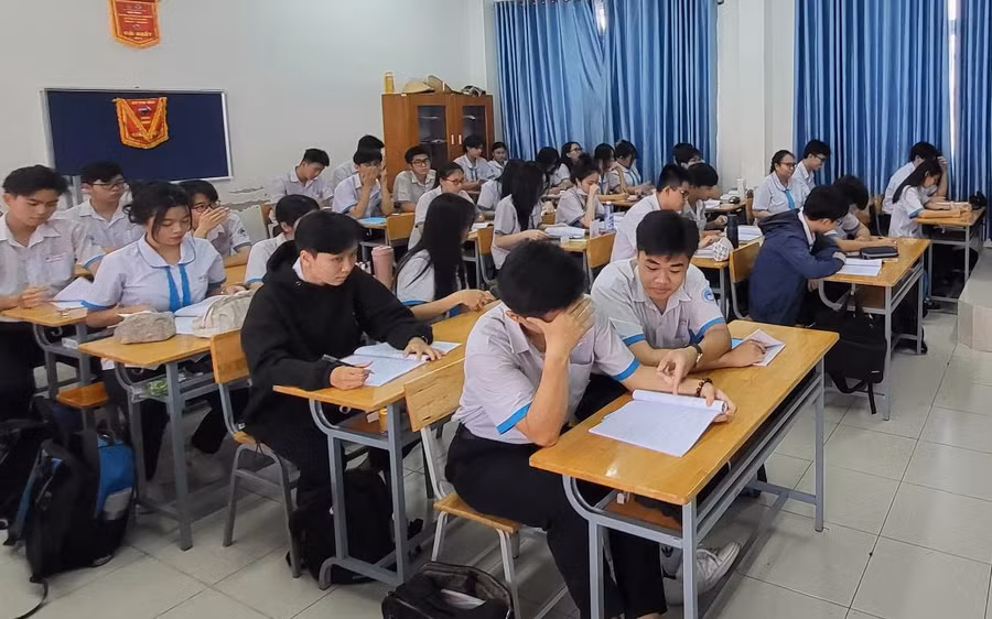 Học sinh lớp 12 Trường THPT Linh Trung trong giờ ôn tập.