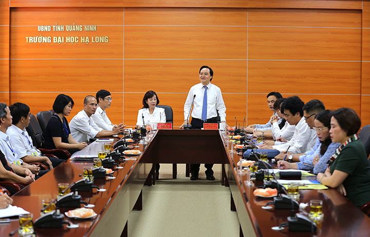 Trước đó Bộ trưởng Phùng Xuân Nhạ đã làm việc với ĐH Hạ Long (tại thành phố Uông Bí, Quảng Ninh).
