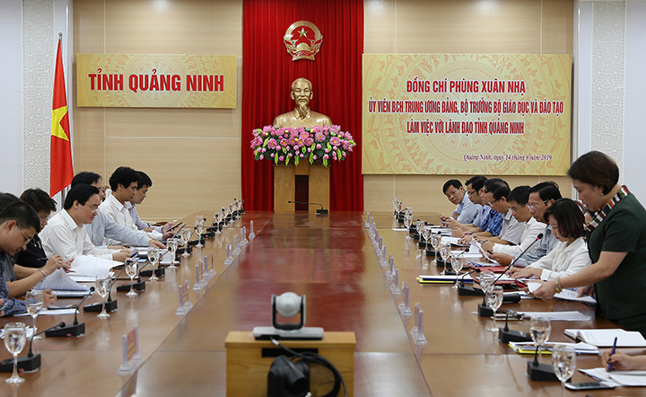 Bộ trưởng Phùng Xuân Nhạ làm việc với lãnh đạo tỉnh Quảng Ninh.