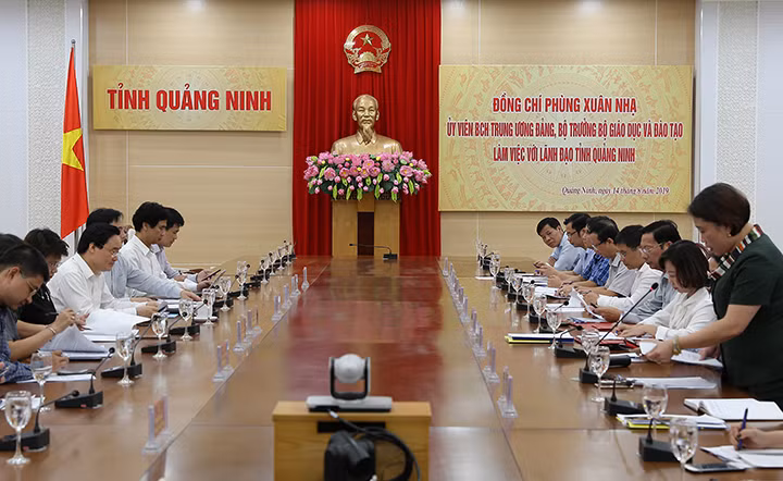 Bộ trưởng Phùng Xuân Nhạ làm việc với lãnh đạo tỉnh Quảng Ninh.