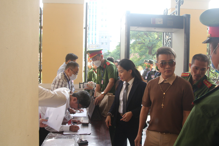 Ca sĩ Đàm Vĩnh Hưng đến tham dự phiên tòa xét xử bà Nguyễn Phương Hằng cùng đồng phạm.