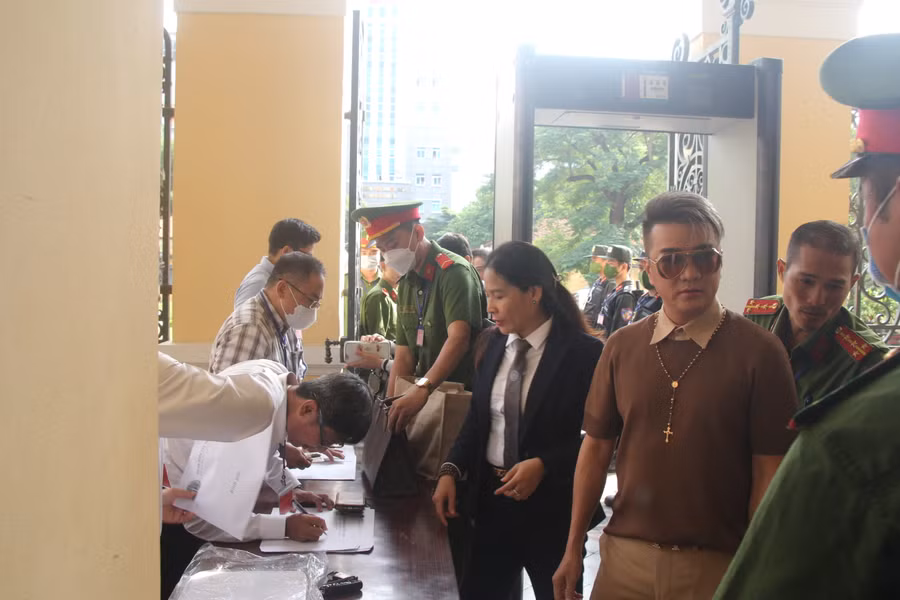 Ca sĩ Đàm Vĩnh Hưng đến tham dự phiên tòa xét xử bà Nguyễn Phương Hằng cùng đồng phạm.