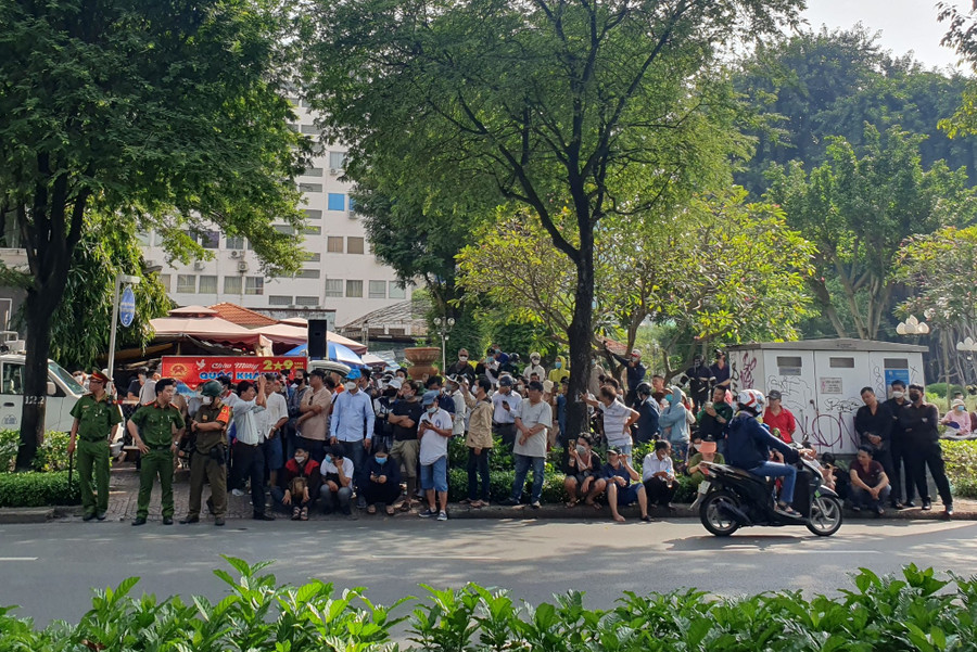 Nhiều người dân có mặt ở cổng tòa từ sớm.