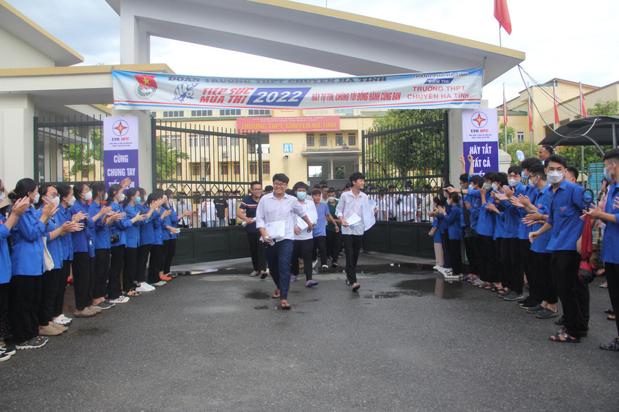Thí sinh trường THPT Chuyên Hà Tĩnh kết thúc bài thi tổ hợp.