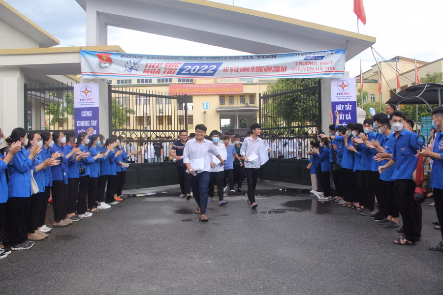 Thí sinh trường THPT Chuyên Hà Tĩnh kết thúc bài thi tổ hợp.