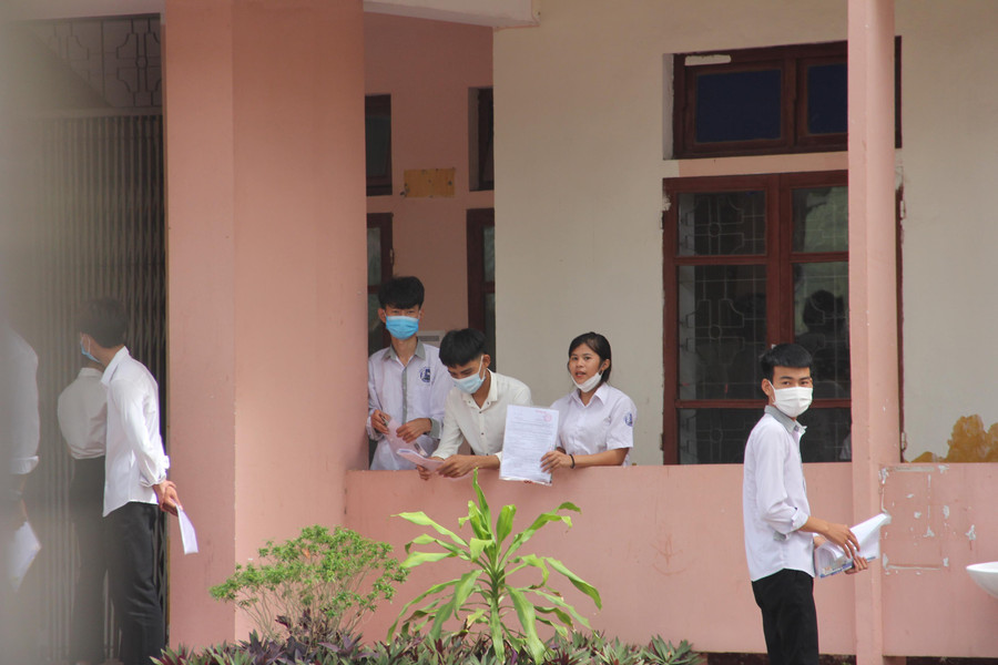 Nhiều thí sinh đến điểm thi từ rất sớm.