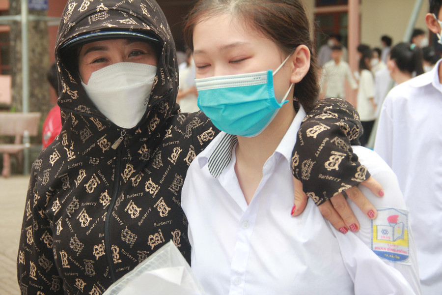 Một thi sính tỏ ra thất vọng vì bài làm không được như mong muốn.