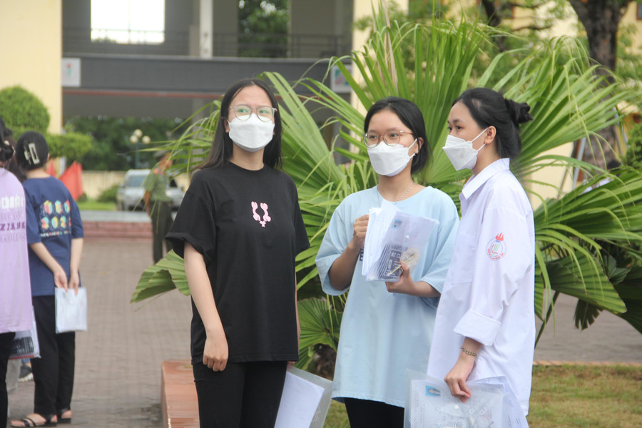 Thí sinh trao đổi kết quả bài thi môn Ngoại ngữ. Thí sinh trao đổi kết quả bài thi môn Ngoại ngữ.