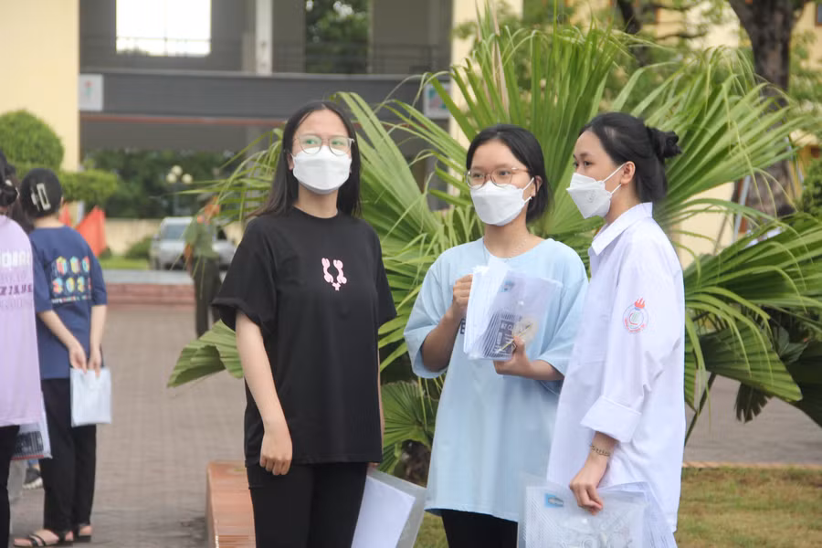 Thí sinh trao đổi kết quả bài thi môn Ngoại ngữ.