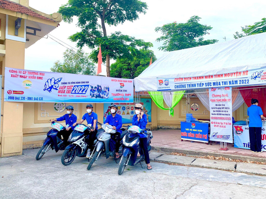 Đội xe ôm miễn phí tại các điểm thi.
