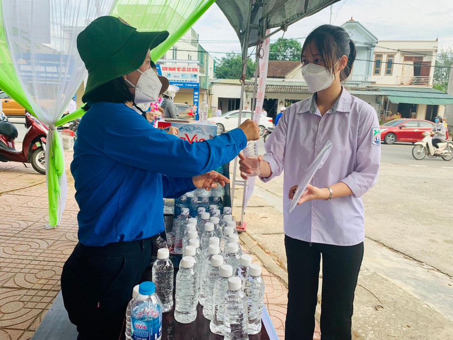 Tình nguyện viên tặng nước uống động viên thí sinh trước buổi thi. Tình nguyện viên tặng nước uống động viên thí sinh trước buổi thi.