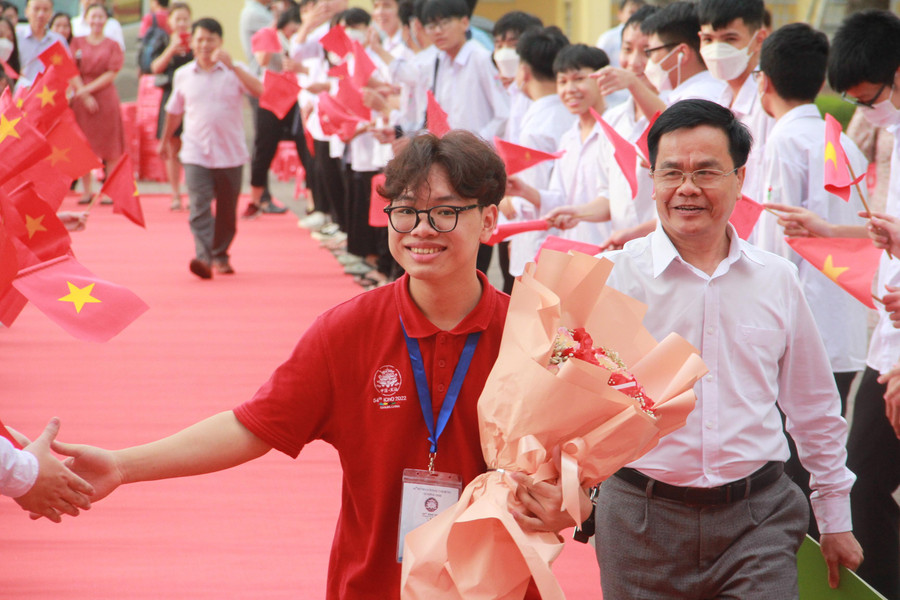 Chủ nhân HCV Olympic Hóa quốc tế 2022 trở về trong sự hân hoan chào đón của thầy cô và bạn bè. Chủ nhân HCV Olympic Hóa quốc tế 2022 trở về trong sự hân hoan chào đón của thầy cô và bạn bè.