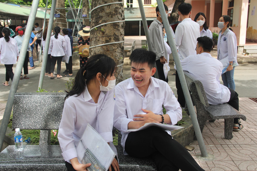 Thí sinh phấn khởi sau môn thi Ngữ văn. Thí sinh phấn khởi sau môn thi Ngữ văn.