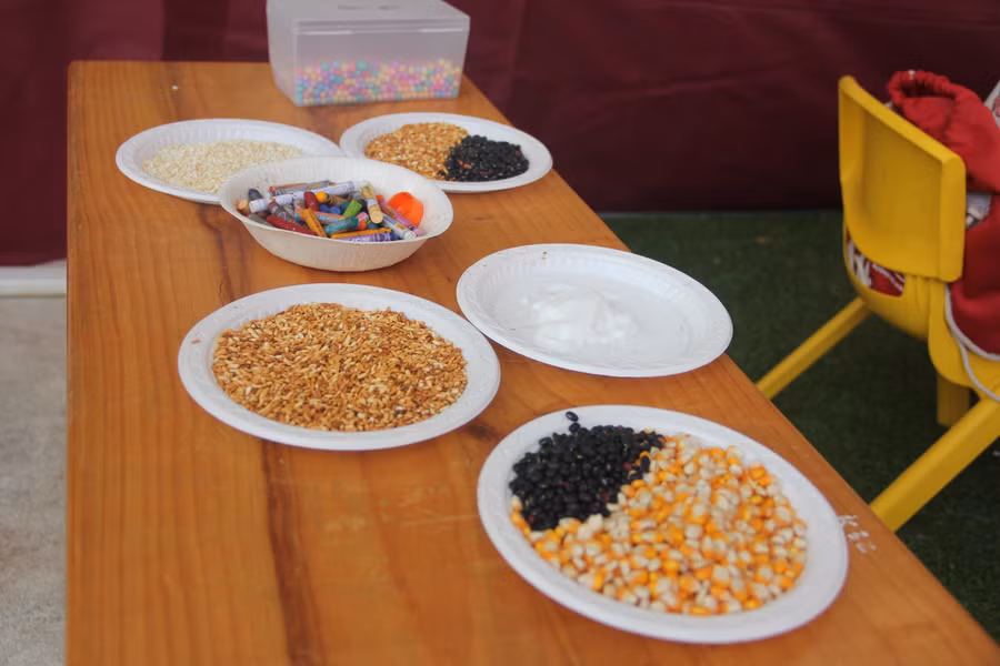 Các bạn nhỏ thỏa sức sáng tạo từ những nguyên liệu gần gũi hằng ngày.