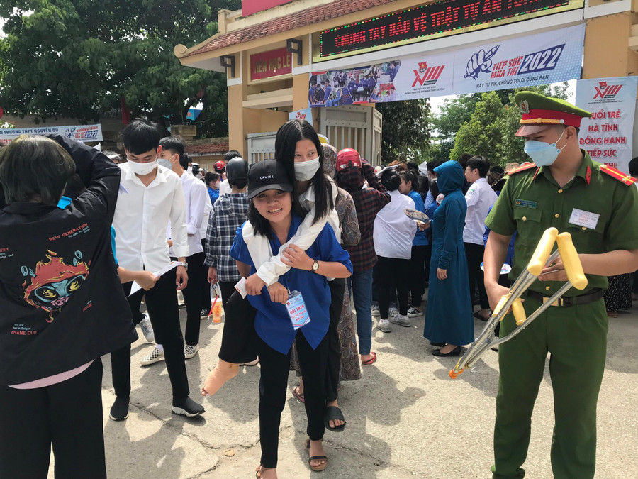 Lực lượng tình nguyện viên và công an hỗ trợ thí sinh bị tai nạn đến điểm thi. Lực lượng tình nguyện viên và công an hỗ trợ thí sinh bị tai nạn đến điểm thi.
