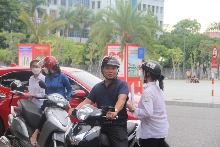 Thời tiết mát mẻ nhưng phụ huynh chủ động đưa con đến điểm từ khá sớm tránh tắc đường. Thời tiết mát mẻ nhưng phụ huynh chủ động đưa con đến điểm từ khá sớm tránh tắc đường.