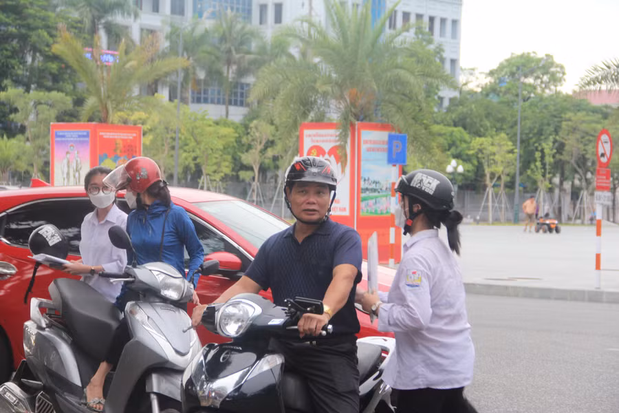 Thời tiết mát mẻ nhưng phụ huynh chủ động đưa con đến điểm từ khá sớm tránh tắc đường.