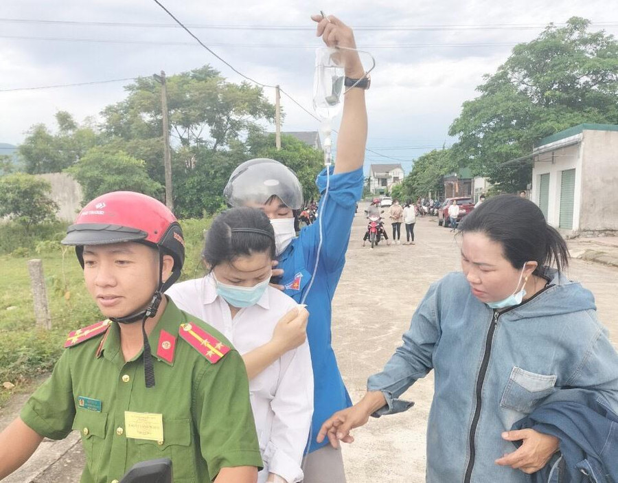 Em Lâm Hồng Nhung (Trường THPT Nguyễn Thị Bích Châu) đến điểm thi với túi truyền y tế do ngộ độc thức ăn.