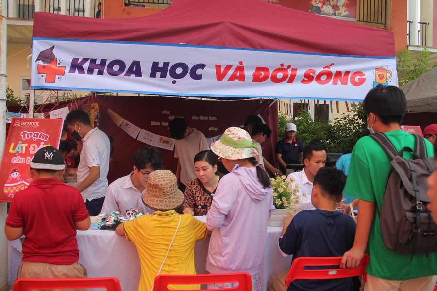 Gian hàng Khoa học và Đời sống luôn thu hút rất đông các bạn nhỏ đến tham quan và trải nghiệm.