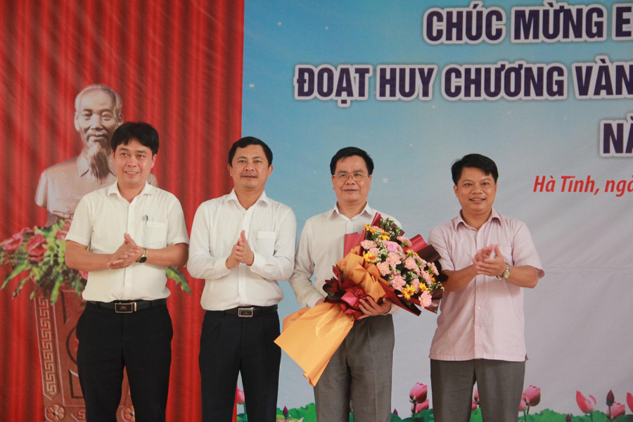 Ban Giám hiệu Trường THPT chuyên Hà Tĩnh. Ban Giám hiệu Trường THPT chuyên Hà Tĩnh.